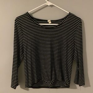 Mid sleeved, knotted, striped shirt